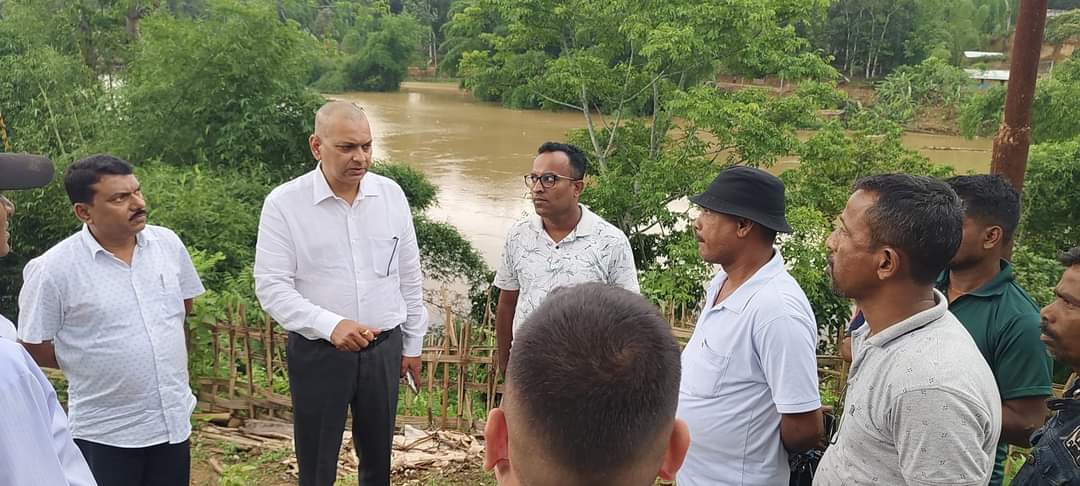 Visited the Bahadurpur Club relief camp where flood-affected people of Dighali Bahadurpur, Lakhipur have taken shelter. Met with flood victims and instructed the circle officer to ensure timely distribution of relief materials. 
@himantabiswa 
@Pijush_hazarika