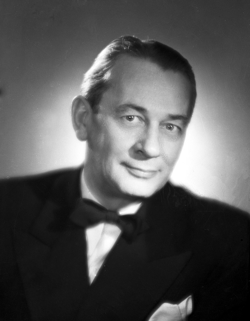 Mieczysław Fogg, born #OTD in 1901, served in the Polish-Bolshevik War and then became a tremendously popular singer in independent Poland. In WW2, he joined the resistance, sheltered Jewish artists from German-perpetrated Holocaust, and performed for the Warsaw insurgents.