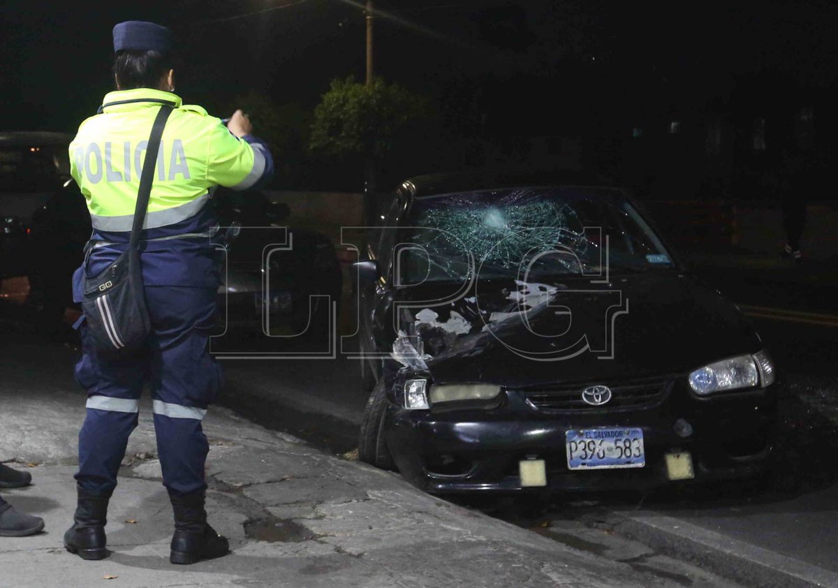 Tres conductores se vieron involucrados en un múltiple accidente vehicular en el bulevar Venezuela. De acuerdo con informes, todo se originó porque un automovilista chocó a un vehículo que cedió el paso a otro que salía de un negocio de comida. Foto LPG/F. Alemán