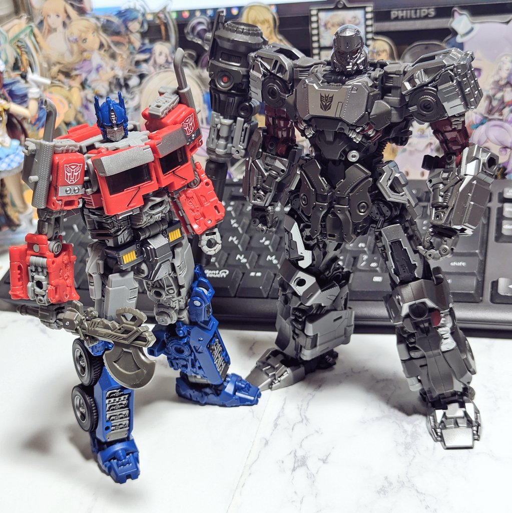 ようやくコンセプトアート版のメガトロン様が届いた
ロボのプロポと可動がエグすぎる
もう肩の前後スイングとか細かい表情づけのできる手首とかアクションフィギュアのそれだもん
SSらしいバシッと銀塗装でギラついてるのも嬉しいしROTB版だけどオプとの体格差も助かる
大西裕弥氏いつもありがとう