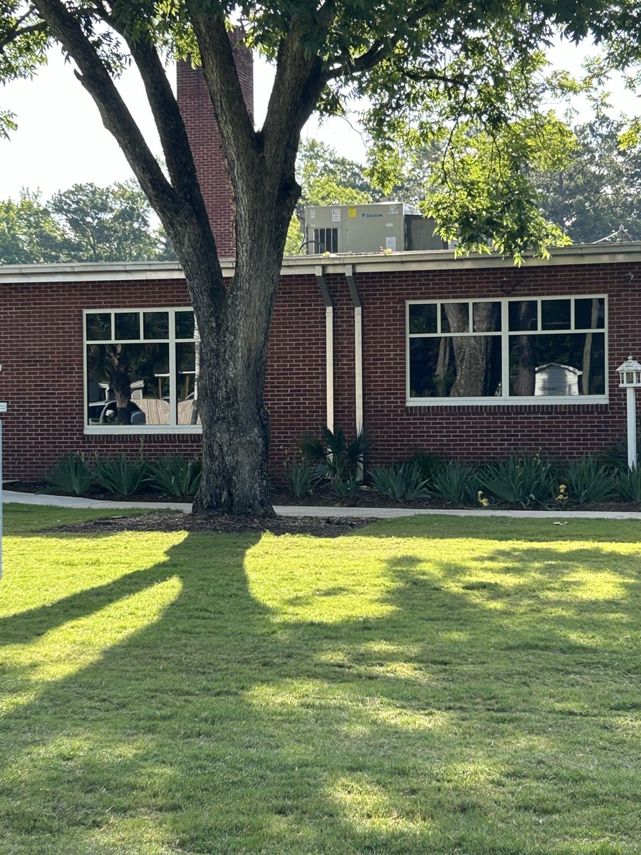 Flo1Schools's tweet photo. Air conditioning units are not visually the most exciting part of renovations. In the SC heat new AC units make a huge difference! A new unit has been installed for the office at Briggs and two new units were installed for S Hall 2nd floor at WF. #StudentsFirst #F1SBuilds https://t.co/fbji4T7A9D