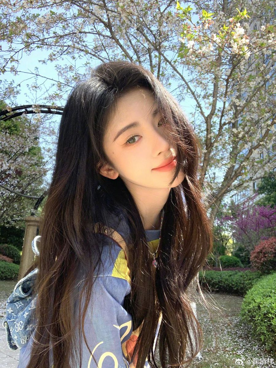 Aye everyone! This is Ju Jingyi. I'm looking for more friends to socialize with me, especially chinese rps. You may redden the heart below or drop something and I'll gladly come to you. ♡
