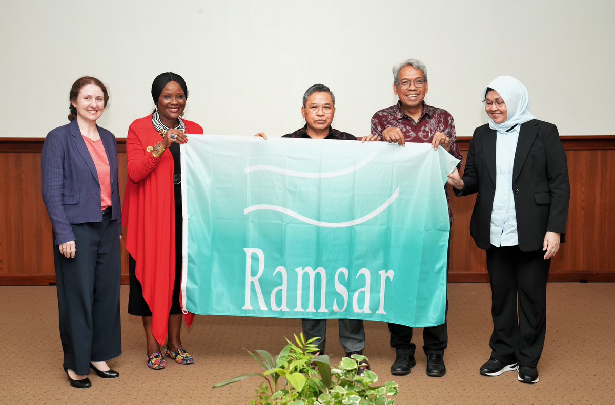 It was such an honour pass on the certificate and @RamsarConv Flag to HE The Deputy Minister of Environment for Indonesia 🙏🏾👇🏾