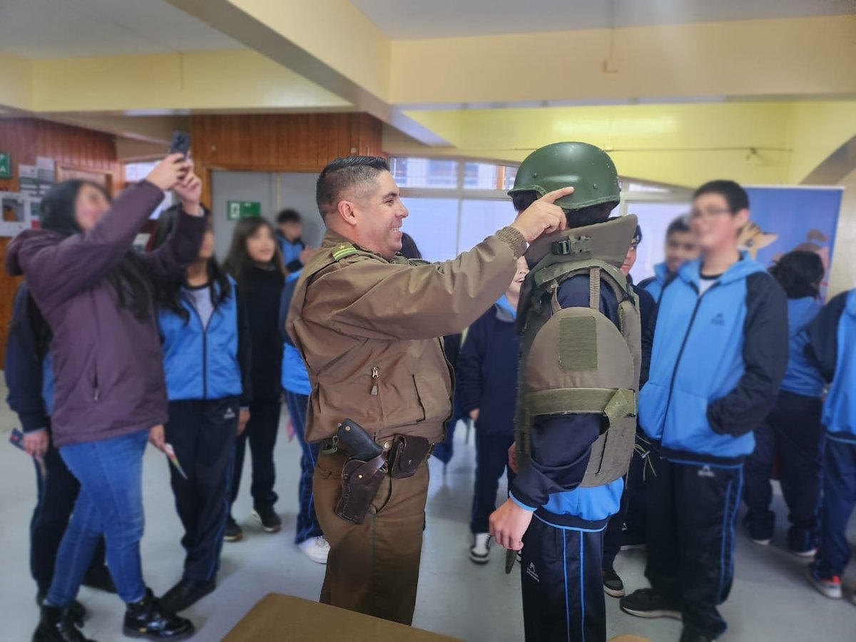 Carabineros de la Oficina Comunitaria de la 2da. Comisaría de #PuertoMontt participa en feria educativa del Colegio Adventista, mostrando la labor que realiza #CarabinerosDeTodos y parte de nuestra implementación.