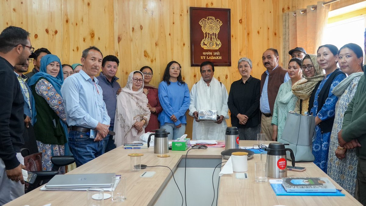 Bidding farewell to Aga Syed Murtaza, I/c CDPO Taisuru, #Kargil who has given more than three decades of dedicated service to the people of #Ladakh. He will be missed by the Department. #ICDS @DIPR_Kargil @DIPR_Leh @SocialLadakh @dc_Kgl @LAHDC_Kgl