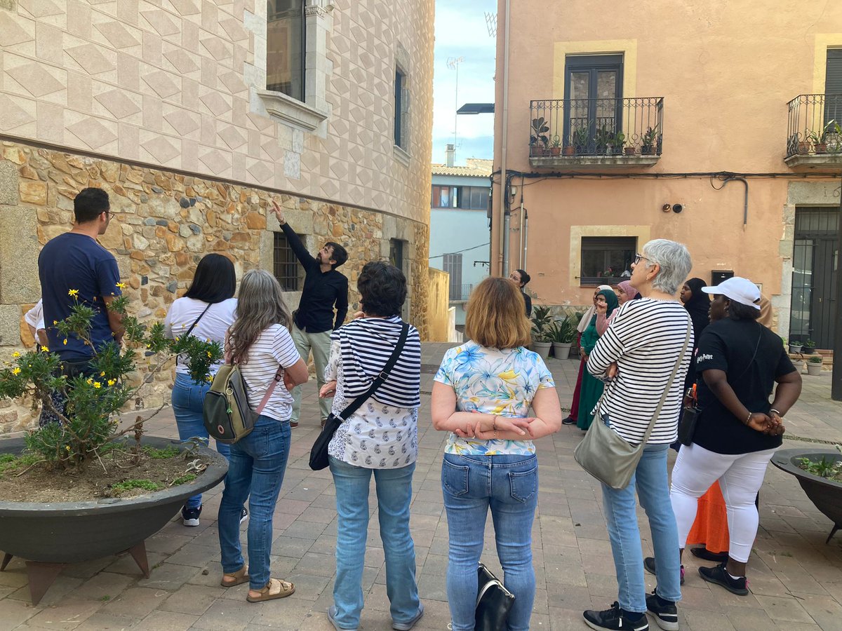 🔍Visita guiada pel nucli antic per conèixer una mica més el municipi i la seva història mentre practiquen el català ✅Iniciativa sorgida de les reunions entre agents de llengua catalana coordinades des del servei d’Educació 👀👉Descobreix la notícia llagostera.cat/noticies/2423/…