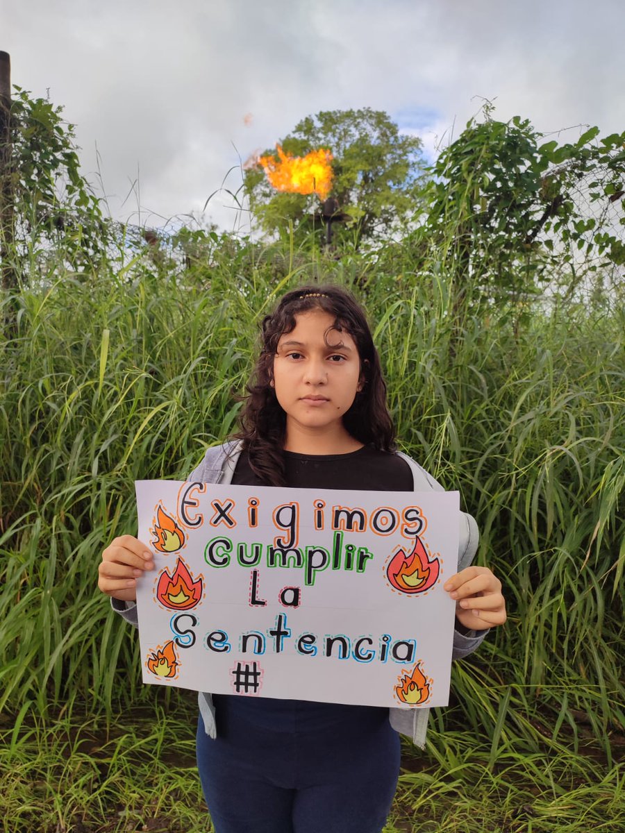 🔴 ALERTA

Una niña protesta afuera de la estación Pichincha operada por Petroecuador en el cantón Lago Agrio, provincia de Sucumbíos. Tres mecheros  funcionan actualmente en esa estación. 

#EliminenLosMecherosDeLaMuerte 🔥