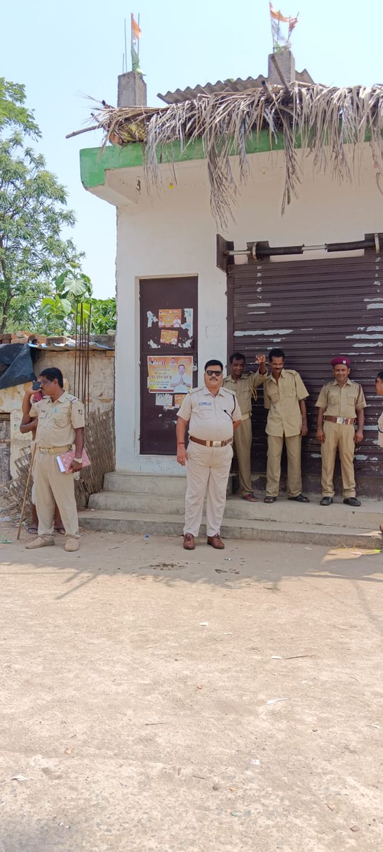 SDPO Khandapada & IIC Fategarh  visited police picket at Bhagabanpur village under Fategarh PS and ensured violence free environment after poll. 

We are committed to prevent every possibilities of post-poll violence.

@odisha_police 
@igcrcuttack 
@OdishaCeo 
@AdmnNayagarh