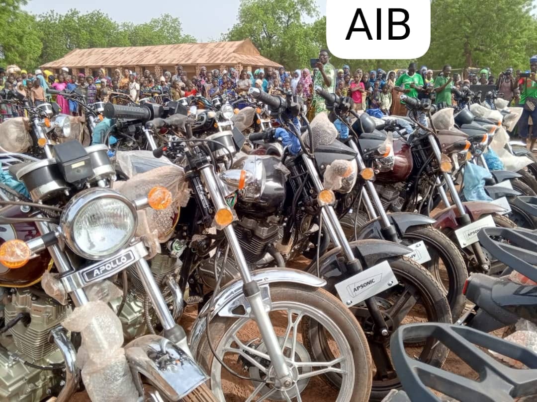 #Burkina La population de #Solenzo a remis le 29 mai 2024,du matériel dont 30 motos aux civils qui se battent aux cotés des soldats contre les #terroristes , communement appelés Volontaires pour la défense de la patrie (#VDP) #Lwili #TL226