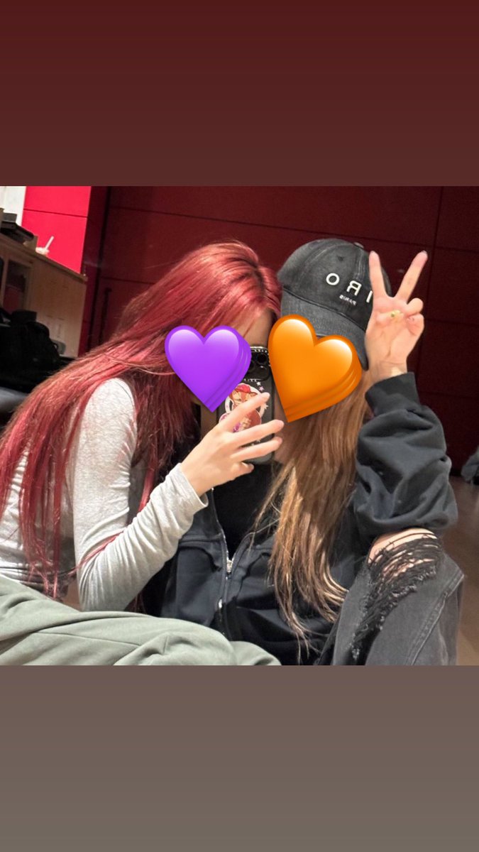 _6s_m's tweet photo. 赤髪にしたよ〜2人ともロングで珍しめ☺️ダンス練習がんばったんだ〜
#6音で妄想 https://t.co/WeSiC4Iuiw