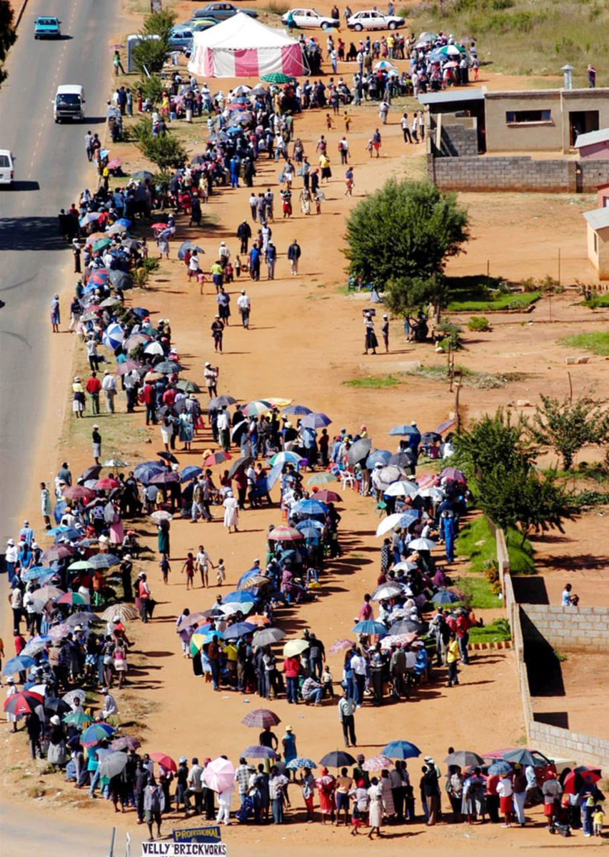 Jour de vote #SAElections🇿🇦- Chiffres clés🗳️

1⃣Ouverture des bureaux de vote à 7h et fermeture à 19h 
2⃣ 27 millions d'électeurs 
3⃣ 23 000 bureaux de vote 
4⃣ 70 partis en lice
5⃣ Favoris: le Congres National Africain (ANC), L'Alliance démocratique (DA) et les Combattants pour