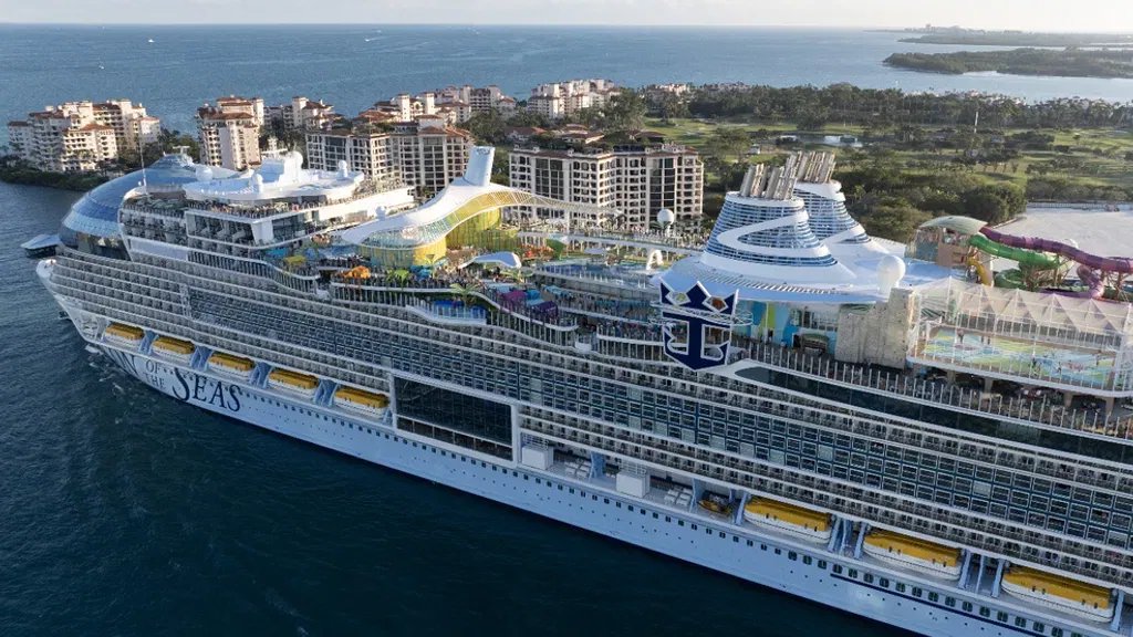 Passenger dies after jumping from world's largest cruise ship 'Icon of the Seas' bit.ly/4540HOM