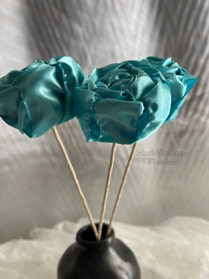 Capture the essence of elegance at your wedding reception with these stunning turquoise flower centerpieces! Enrich your tables with a… dlvr.it/T7YPQn #weddingcolors #bridal #weddingdecor #flowerpetals #weddingseason #shabvintiqueflowers #weddingaisledecor #flowergirl