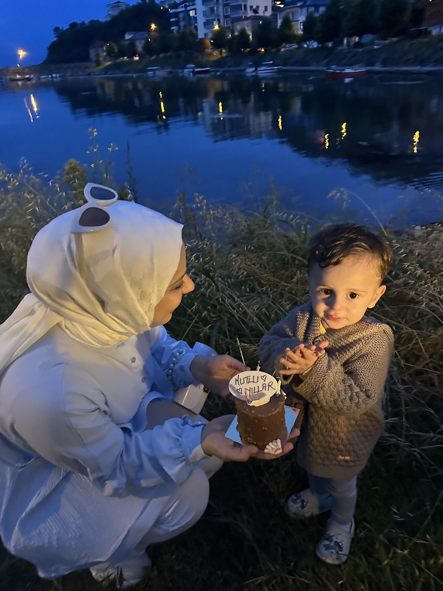 Kocaman dünyada beni en çok mutlu eden şey şu yanımda duran minik..