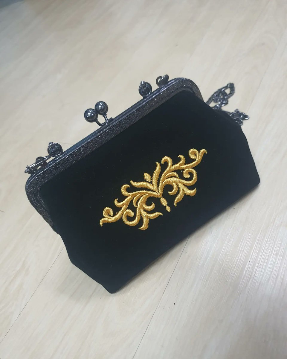 naqiwonder's tweet photo. Siap dah clutch bag yg disulam tauke besar kedai sulam baldu emas @fakhrullah_nur.
Diinspirasi oleh seni tekat malaysia. #sulam #tekat #fashion #embroidery https://t.co/ktFYrvOXsP