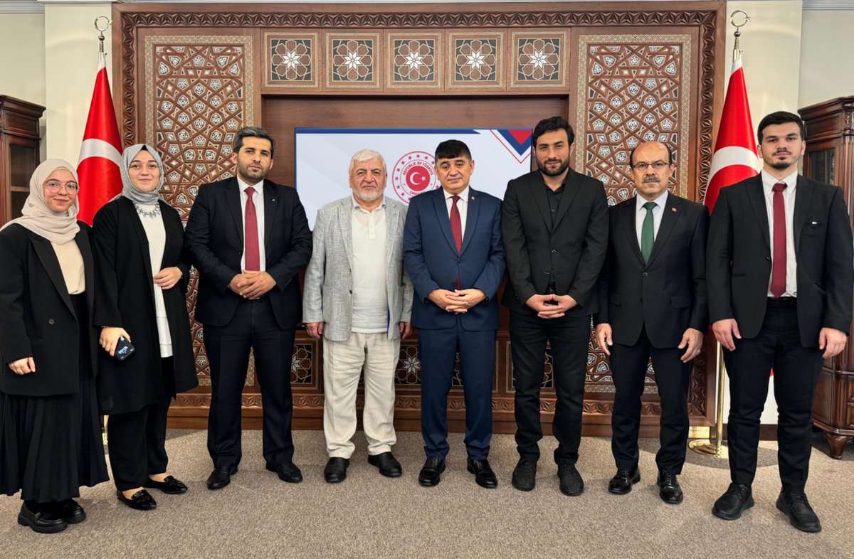 TC_DohaBE's tweet photo. Büyükelçi Dr. M. Mustafa Göksu, Qatar Debate tarafından düzenlenen Uluslararası Arapça Münazarası’na katılmak üzere Katar’a gelen öğrencileri makamında kabul etti. https://t.co/k8hgvDZKyZ