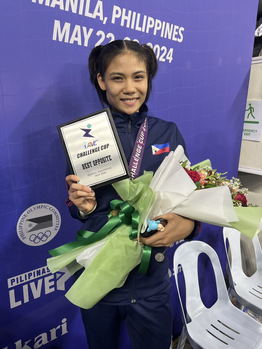 AVC | LOOK:

Angel Canino holds her Best Opposite Hitter plaque, plus flowers from daddy Rodel 🥰 

#AVCChallengeCup