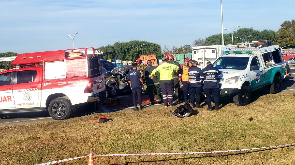 #URGENTE #FueAnticipo tremendo accidente en avenida circunvalación donde murió una joven mamá de 28 años 'venia de dejar a la bebe al cuidado de su abuela y se iba a trabajar' una camioneta voló se pasó de cantero y aplastó el auto donde estaba la víctima. Movil @radiomitrecba.