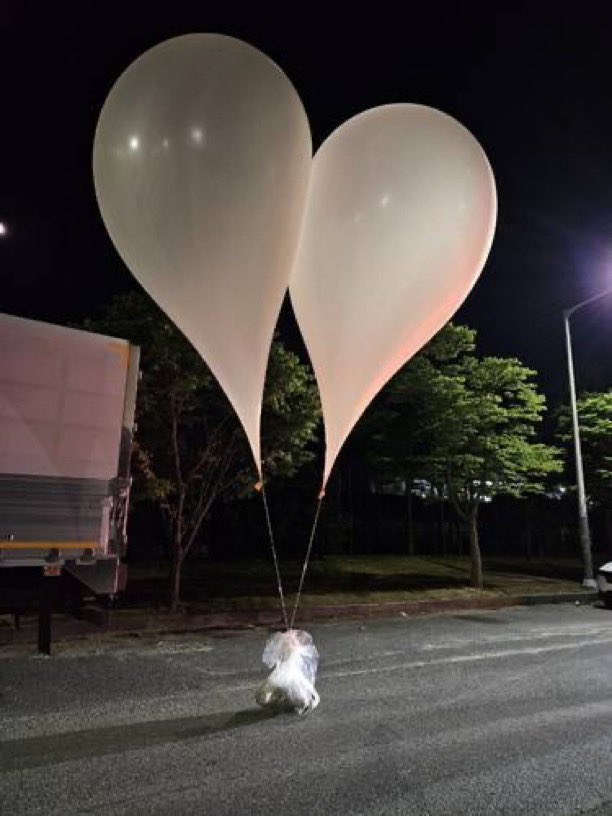 CerfiaFR's tweet photo. 🇰🇵🇰🇷 INSOLITE | La Corée du Nord a envoyé des ballons poubelles remplis de caca, de déchets et de papier toilette sur des villes en Corée du Sud. https://t.co/ll5w8FYbPV