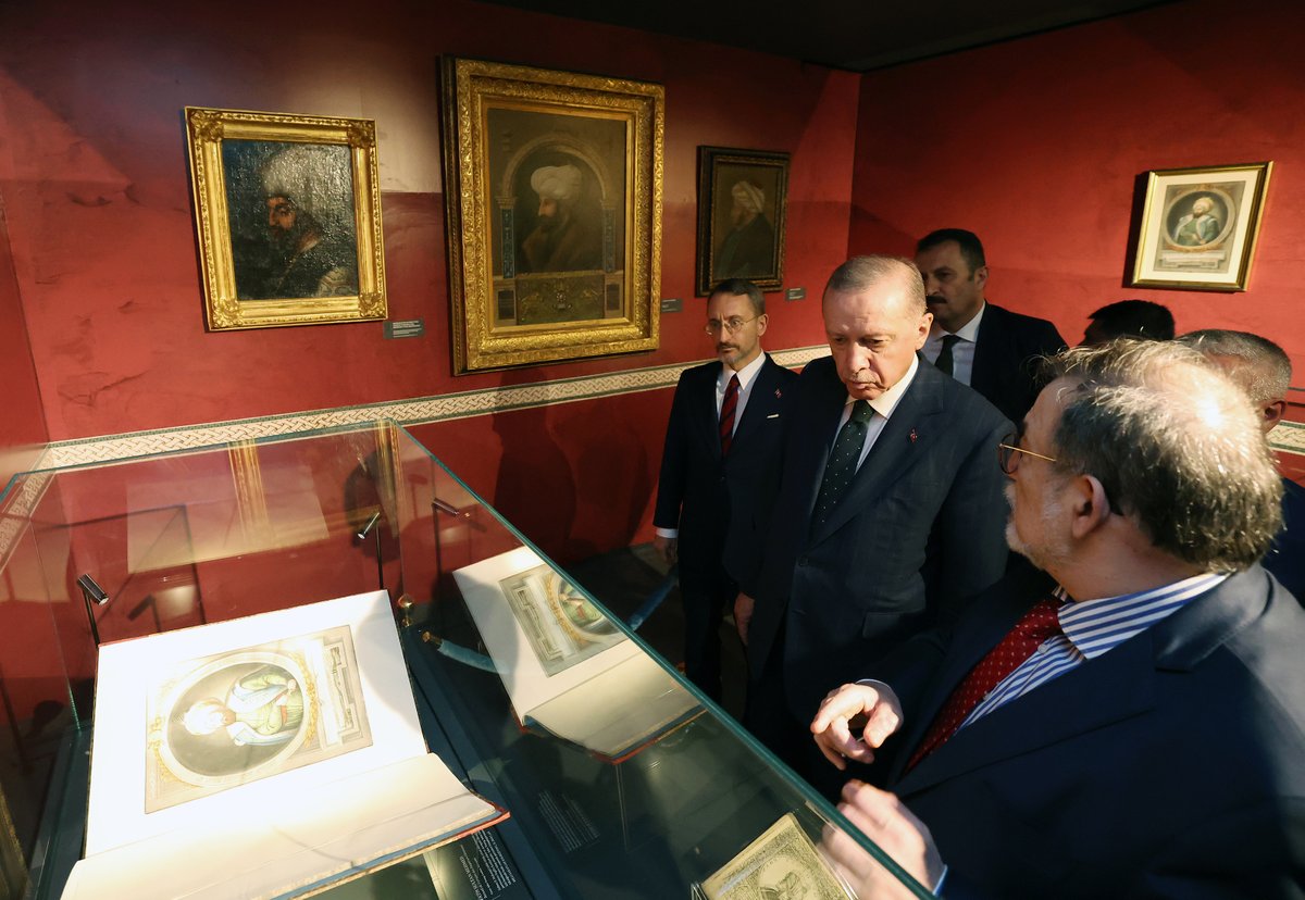 Cumhurbaşkanımız Recep Tayyip Erdoğan, Cumhurbaşkanlığı Millet Kütüphanesi'nde düzenlenen Fatih Sultan Mehmet Sergisi'ne katıldı.