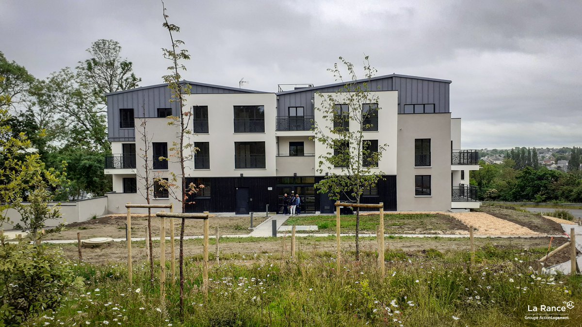 🏢​ Nouvelle livraison :

Nous avons livré le troisième et dernier bâtiment de notre programme de 50 logements "La Herberdière" à Donville-les-Bains, dans la Manche.
Ce dernier se compose de 15 logements : 6 T2, 6 T3, 3 T4.
#logementsocial #larance #donvillelesbains #location