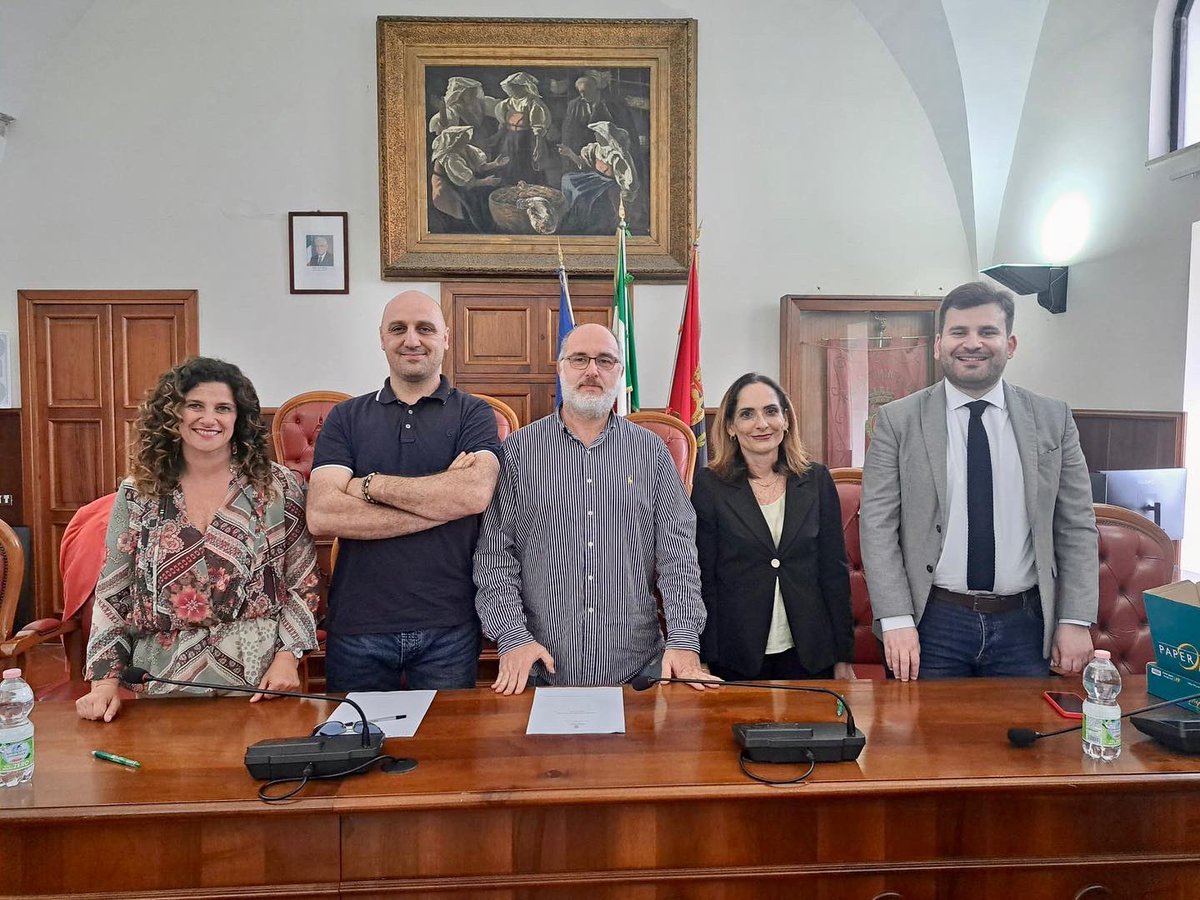 Lunedì si è insediata la consulta della #scuola del Comune di #Minturno, un luogo dove l’amministrazione potrà ascoltare e confrontarsi con i dirigenti scolastici, i rappresentanti dei docenti, i rappresentanti dei genitori e degli studenti delle scuole del nostro territorio.