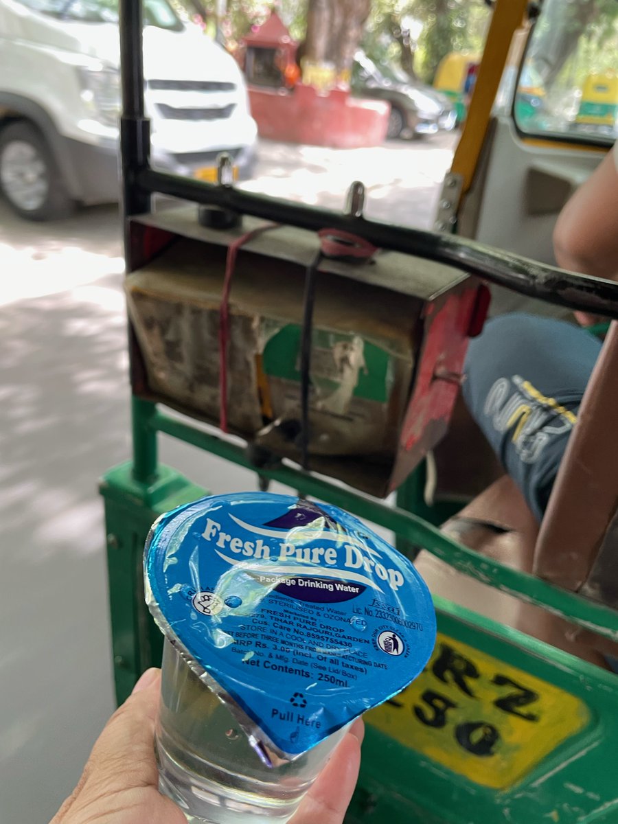 SoniaMinochka's tweet photo. Deeply appreciated the generosity of a good Samaritan who was distributing cold-water packs to everyone passing by Mohan Singh Market, RK Puram today. Nice feeling as a Delhi resident.
(Was concerned about the amount of plastic being used, but water is life)
#streetsofdelhi https://t.co/VIaS6P1iOT
