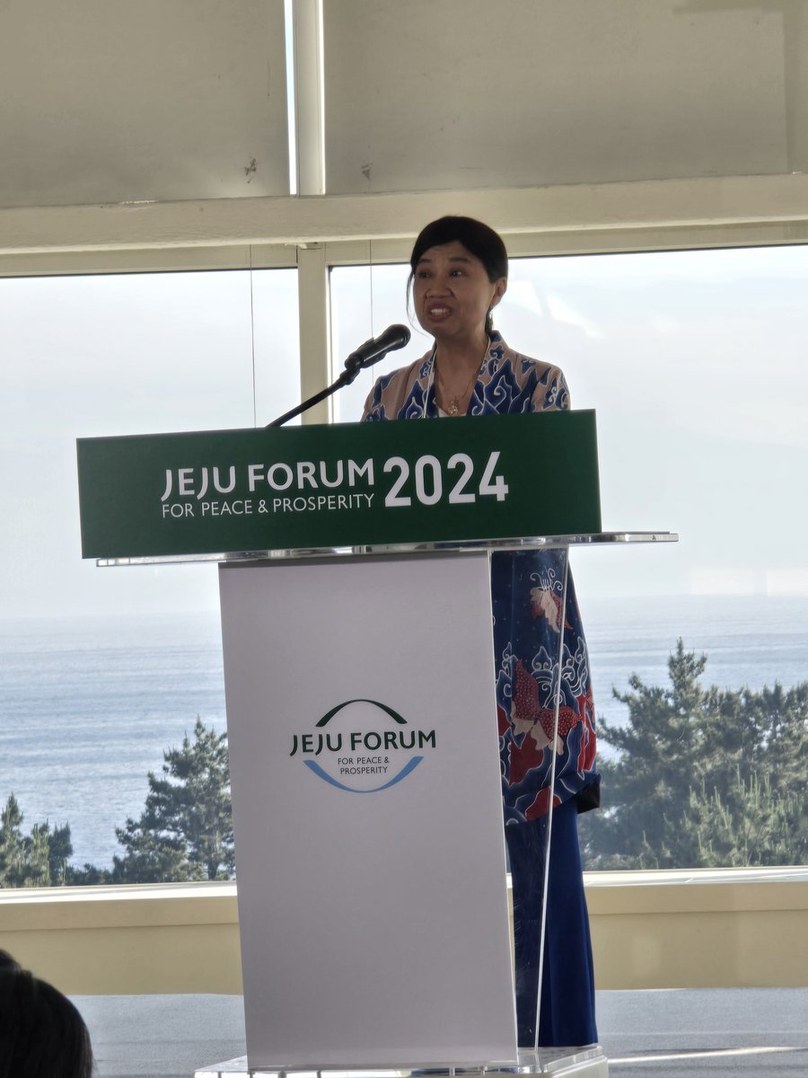 I have an honor to deliver the keynote speech at the [special session] Jeju ASEAN + alpha Roundtable: Acting Together for a Shared Prosperous Future this afternoon together.