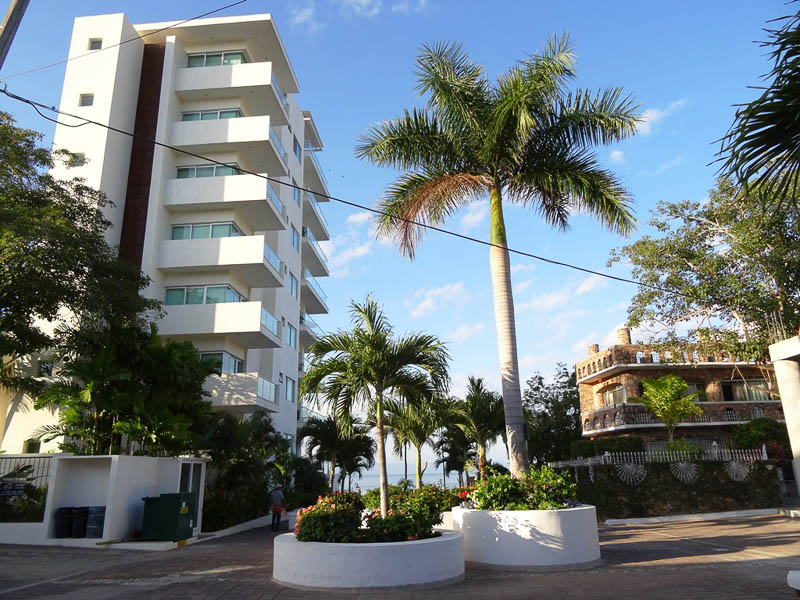 Perfect_Stayz's tweet photo. Experience a contemporary, spacious apartment at Casa Manana Estate in Bucerias. Enjoy total privacy, a terrace with beach views, and a modern kitchen overlooking the pool. #BuceriasVacationApartmentRentals #BeachView #LuxuryStay #PerfectStayz #ByOwner https://t.co/mNMwUoo9go https://t.co/2c16m0TLWt