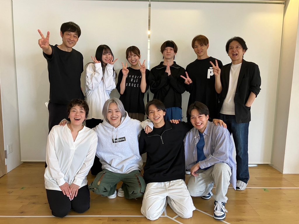 wbbrothers's tweet photo. 📣WBBvol25「#バンクパック」の稽古も無事終了‼️

とても仲の良いチームです❗️
キャスト10人で紡いできた笑いと物語を皆様にお届けするまであと三日！！

お楽しみにっ🖋️
#WBB https://t.co/v8DFsjUho2