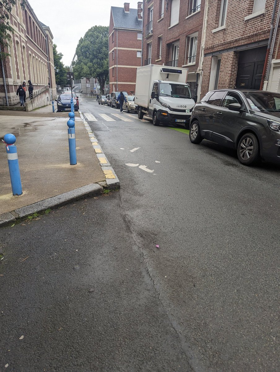 T'as des rues comme ça c'est toute l'année, @AmiensMetropole le sait. 

Passage piéton, trottoir, bande cyclable.... Rien n'est épargné par la voiture