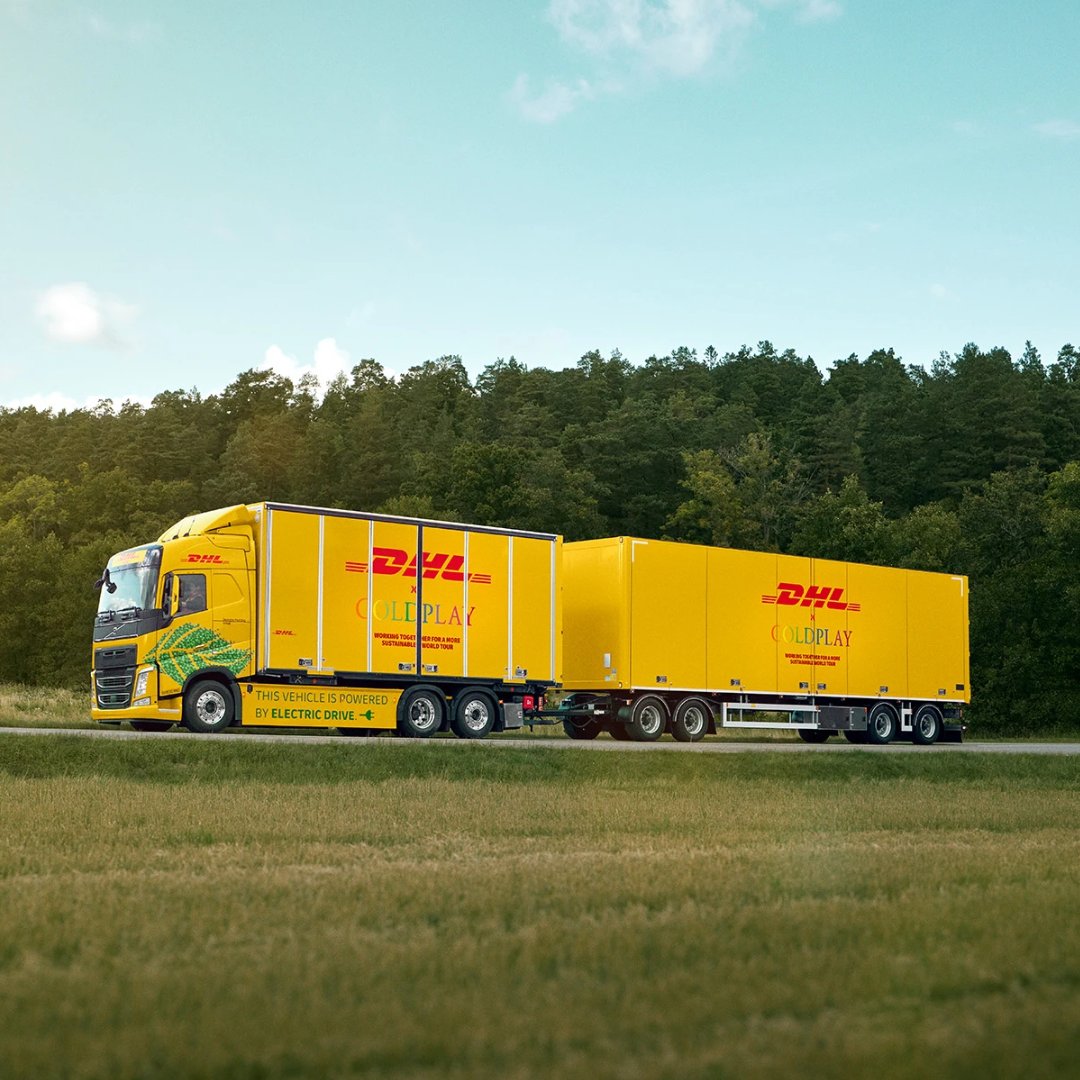 DHL est fier d’accompagner Coldplay sur la route en tant que Partenaire Logistique Officiel pour soutenir le groupe musical dans sa mission de réduire ses émissions de carbone, pour une tournée à la fois verte... et jaune. 💚💛