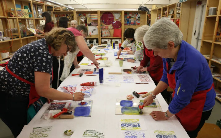 #ArtsandCrafts club for #over60s at #TottenhamCommunitySportsCentre 11am with #SilverCircleProject lead by Saada Ibrahim.

Develop your creative skills express your creativity more openly. #fun #activityforover60s.

For more info email  silvercircleprj@outlook.com

#artsandcrafts