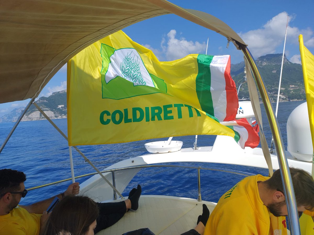 coldiretti's tweet photo. A #Salerno รจ arrivata una nave con 40 container carichi di concentrato di pomodoro cinese ottenuto sfruttando il lavoro delle minoranze della regione dello Xinjiang #nofakeinitaly (1/3) https://t.co/Foo173it6I
