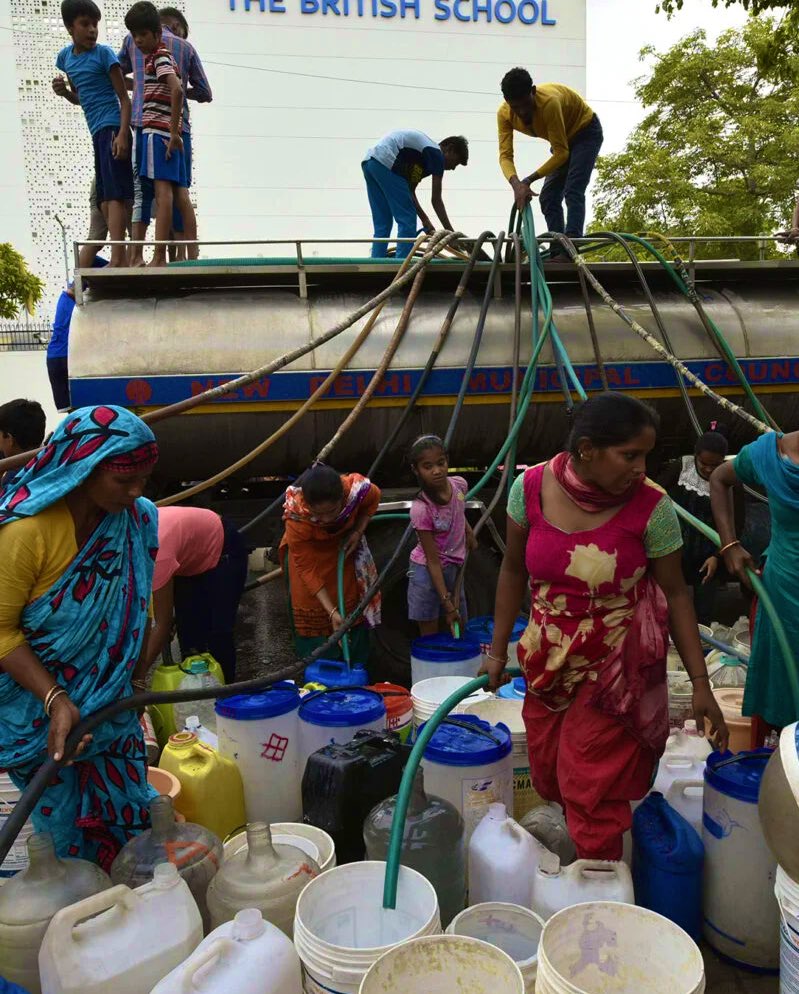 Big breaking: 

🚨Delhi Water Crisis: DJB deploys 200 teams to crackdown on water wastage

🔴DJB Teams to impose Rs 2000 challan on violators found wasting water : 

Washing of cars with pipes

Overflow of water tanks

Use of domestic supply for construction/commercial purposes