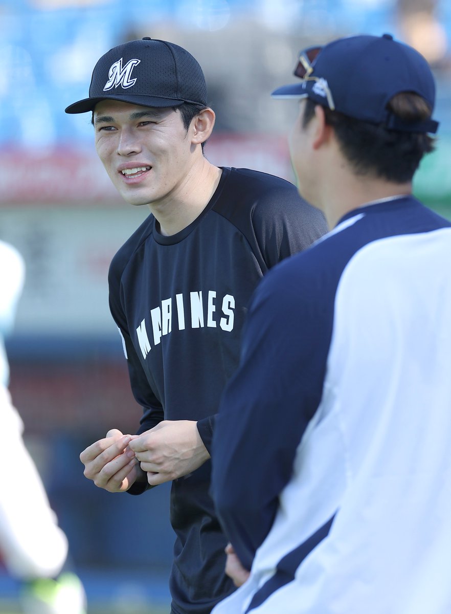 【ヤクルト対ロッテ】ヤクルト・村上宗隆選手と話す佐々木朗希投手。（撮影・中井誠）
#chibalotte 
#MarinesBaseball
#佐々木朗希
#サンスポ