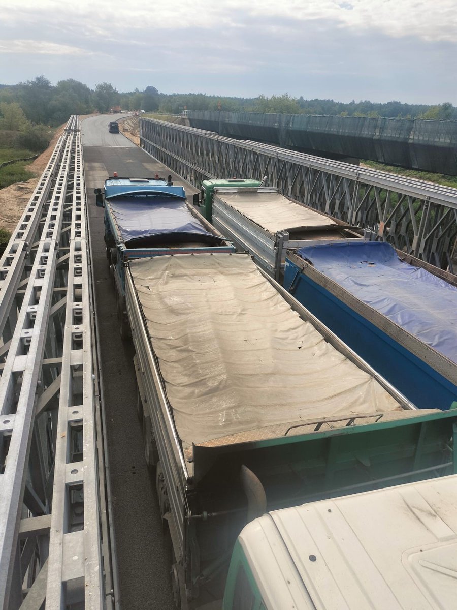 GDDKiA_B_stok's tweet image. Trwają próby obciążeniowe mostu tymczasowego przez Narew w rej. Wizny. Na drogach dojazdowych jest już nawierzchnia. Po przełożeniu ruchu  na objazd (poł. czerwca) stara przeprawa na #DK64 zostanie rozebrana. W jej miejscu powstanie nowy obiekt – ma być gotowy w IV kw. 2025 r.