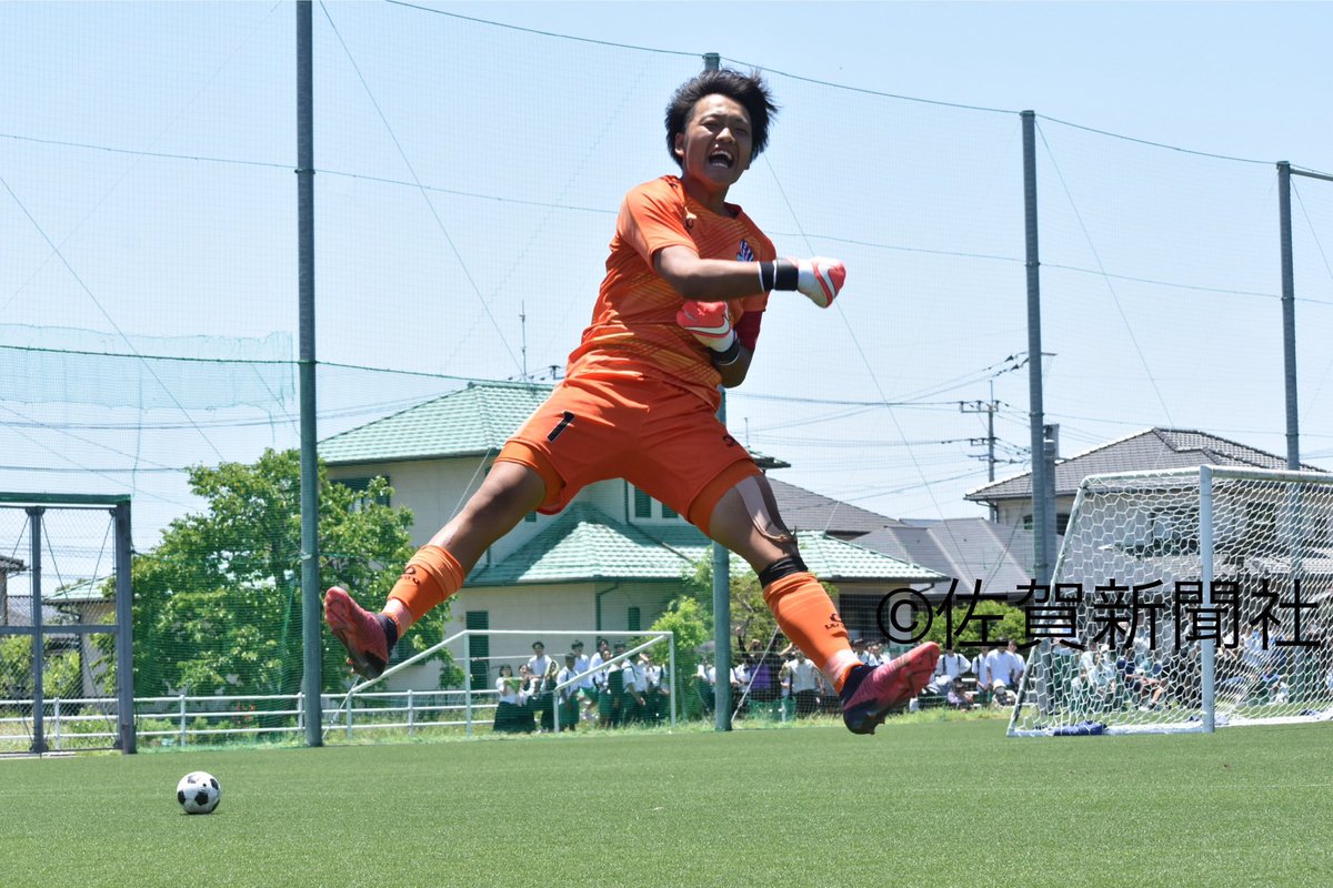 本日行われた #佐賀県高校総体 サッカー男子準決勝⚽️
#佐賀学園 と #龍谷 が決勝に進出しました！
写真は佐賀東とのPK戦で勝利を決めるセーブをして、喜びを爆発させる佐賀学園のGK田中選手！

決勝戦は31日にSAGAスタジアムで行われます！
#佐賀新聞