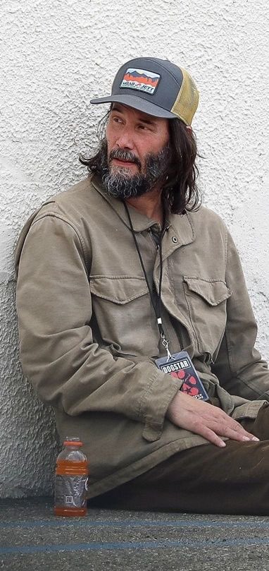 Keanu Reeves:
"Hayatta tartışmaların dışında kaldığım bir aşamadayım. 1+1=5 deseniz de haklısınız. İyi eğlenceler."