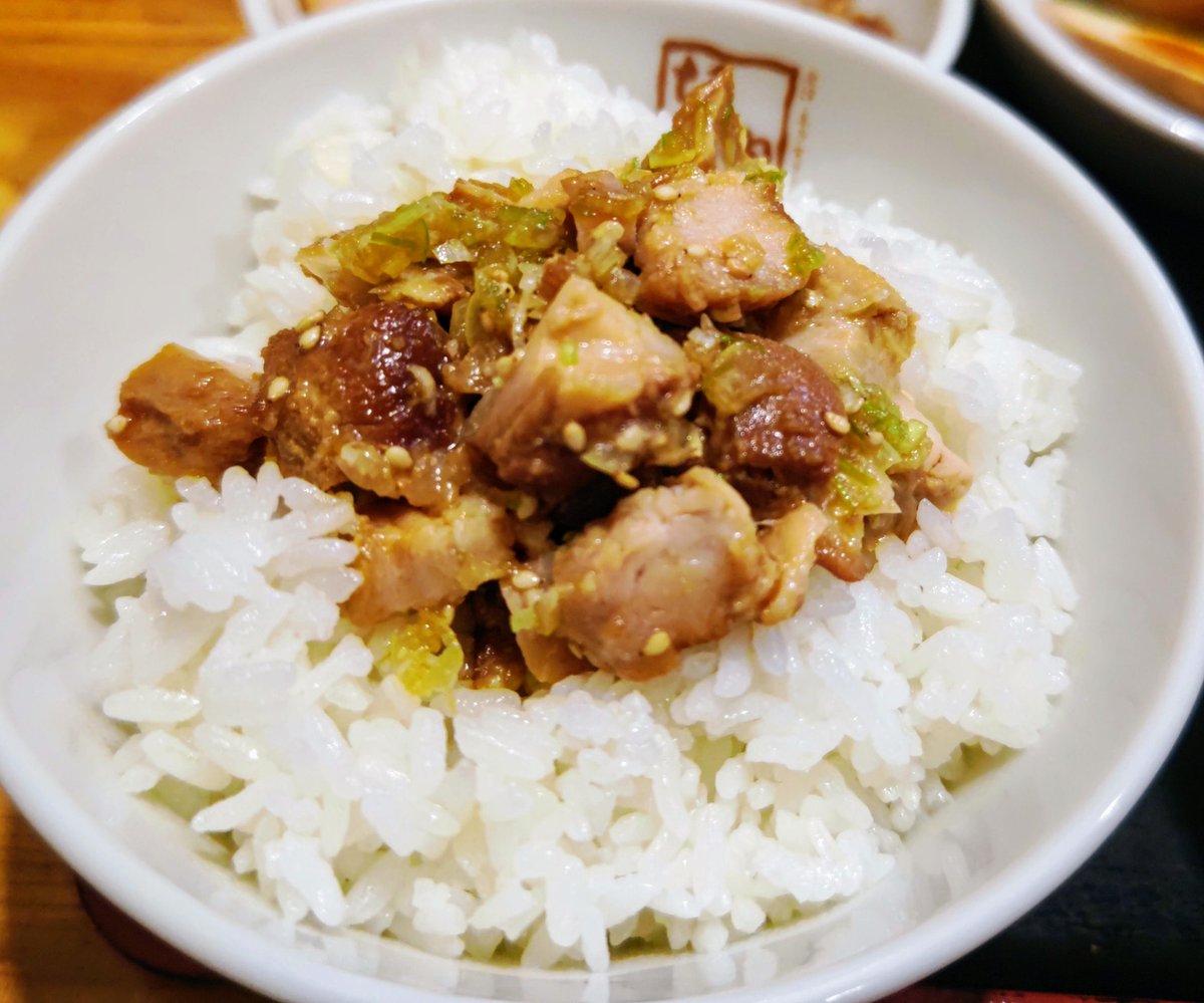 仕事ついでに、新宿の喜多方ラーメン坂内で「和風冷やしラーメン+わさび醤油焼き豚丼」いつもは温かいラーメン食べますが、劣らず旨いのがこの冷やしラーメン｡いわゆる冷やし中華と違って、普通のラーメンの麺とスープが氷入りで冷えてるタイプ｡これがめっちゃ旨い｡わさびの効いた焼き豚丼も最高！