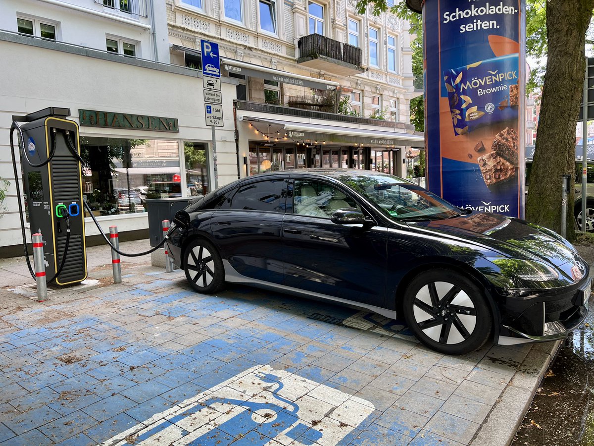 So macht Laden in der Nachbarschaft Spaß. Und mit der neuen Alpitronic-Schnellladesäule bekomme ich innerhalb 1 Stunde das Auto voll. Café und Läden in der Nähe, wunderbar. Wenn jetzt noch der Kantstein abgesenkt wäre, wäre es der E-Autofahrer-Traum. Danke an <a href="/HH_Energiewerke/">Hamburger Energiewerke GmbH</a>