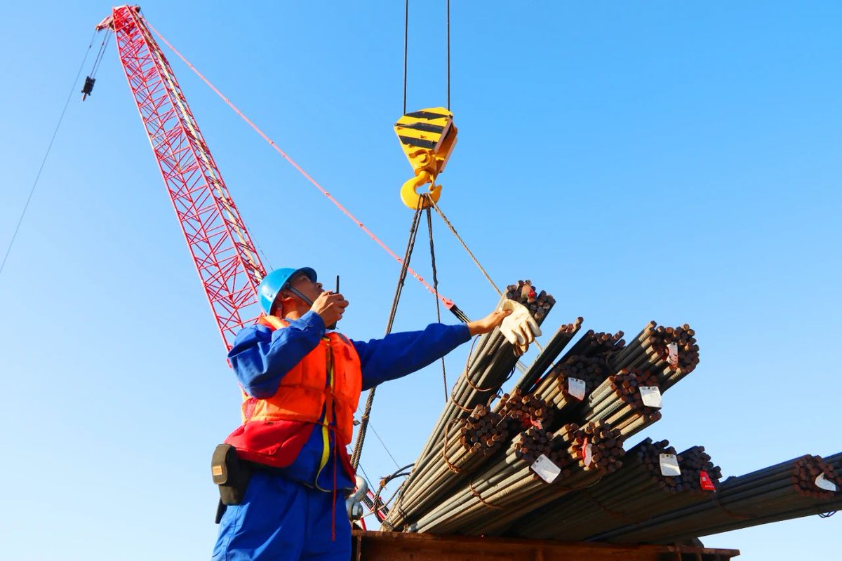 Witness the successful test lift of the first 40-ton tower crane for the main tower pier of the Chongqi Highway and Railway Yangtze River Bridge, a key part of the Shanghai-Chongqing-Chengdu High-Speed Railway, undertaken by China Railway Major Bridge Engineering Group.