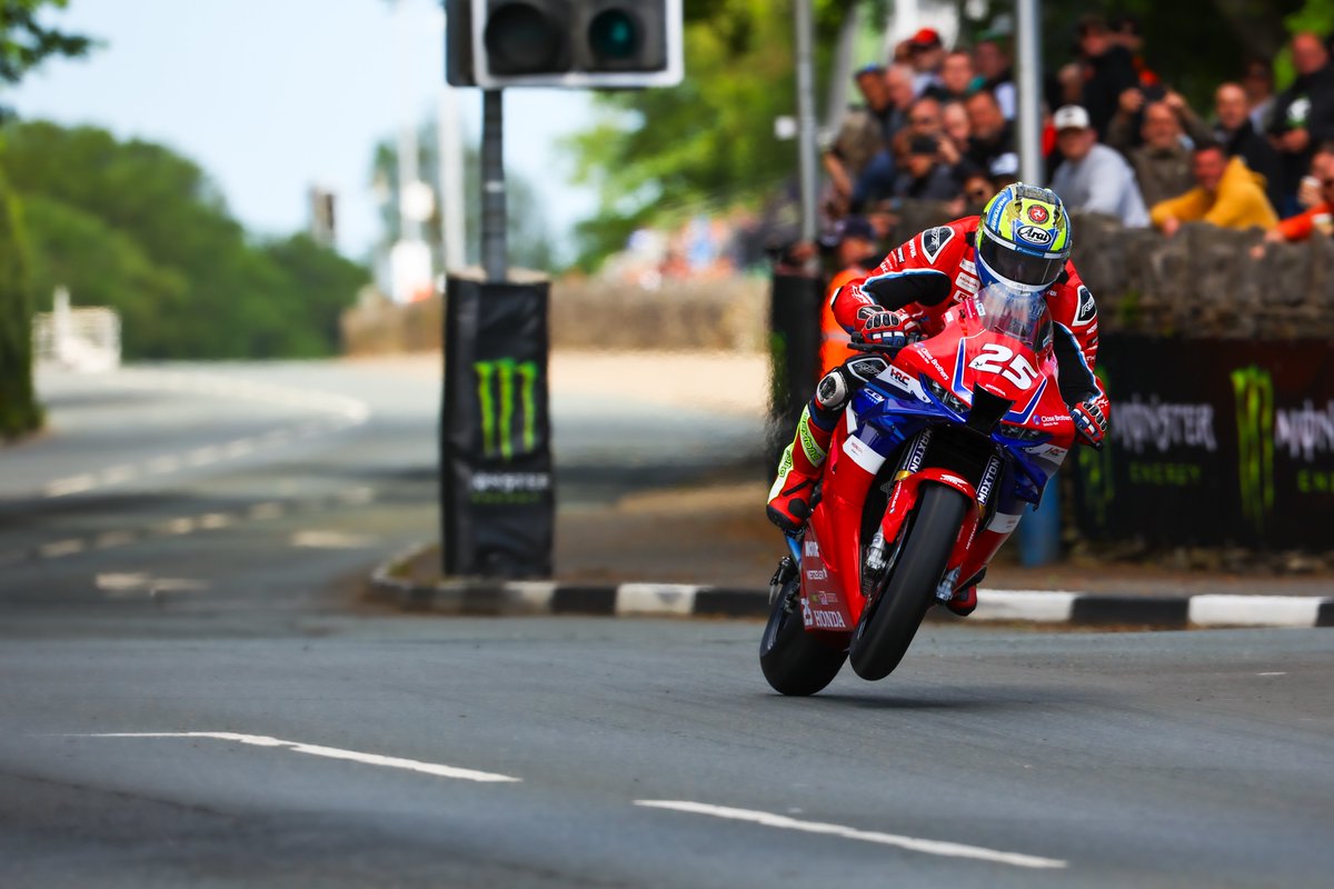 The @ttracesofficial #WheelieWednesday pics just hit different 😍

#HondaRacing #Fireblade