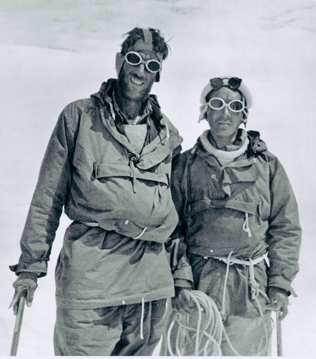EtienneKlein's tweet photo. Il y a 71 ans jour pour jour,Tenzing Norgay Sherpa et Edmund Hillary atteignaient ensemble le sommet de l’Everest, jusque là « invaincu ». 
L’esprit de cordée atteignit là, lui aussi, sa forme la plus élevée.
Petit détail : dans leur récit, ils n’eurent pas besoin de préciser que leur ascension se fit sans qu’ils rencontrent le moindre embouteillage…
Privilège des pionniers.
#Everest