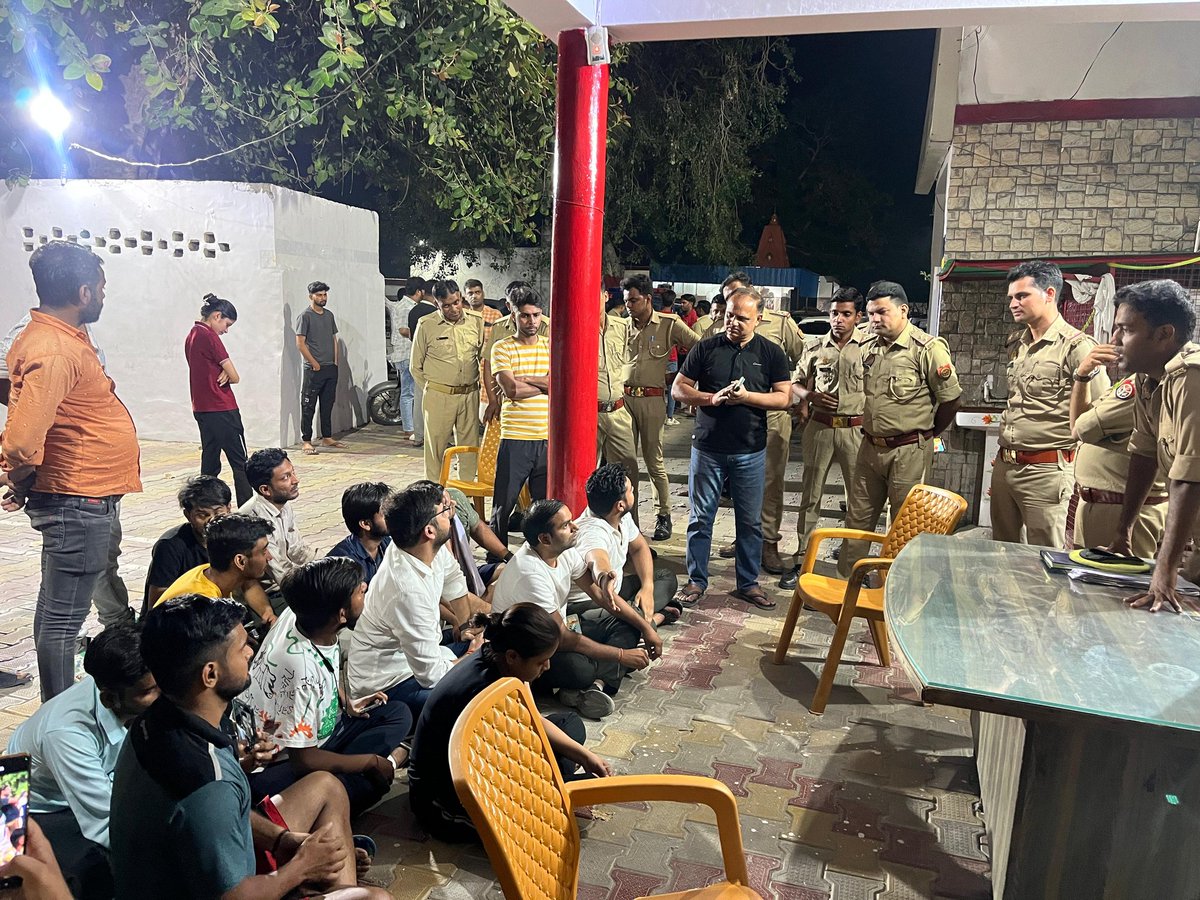 abvp_baghpat's tweet photo. बड़ौत के जनता वैदिक कॉलेज में पढ़ रही पश्चिम बंगाल की छात्रा के साथ जबरन कुत्ते से कटवाने की हुई घटना को 2 महीने बीत जाने के बाद भी कोई कार्रवाई न होने पर ABVP कार्यकर्ताओं ने कोतवाली का घेराव किया।।
@ABVPMeerutPrant 
@BagpatDm 
@diobaghpat 
@baghpatpolice https://t.co/q5qWdYIA2E