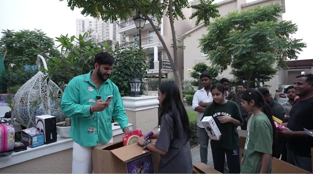 Fukra Insaan is back with his new mystery box videos. 📦

As always, Vinay Uncle and @TriggeredInsaan got the best items from the boxes. 

The ending was especially nice, as he gave away mystery boxes to random people, bringing smiles to their faces. 

This video is a must-watch,