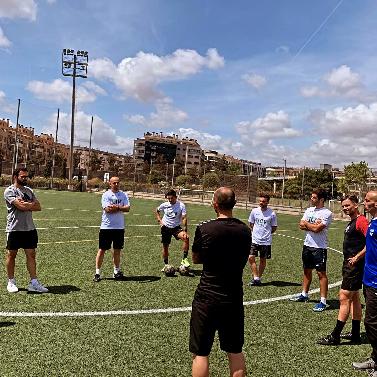 Buenas mañana con práctica en campo con los chicos del máster de <a href="/UcvFootball/">UCV Football</a> 
Como siempre es un placer compartir momentos con vosotros.
Gracias <a href="/rafaballesterr/">Rafa Ballester</a> <a href="/florenhuer/">Florentino Huertas</a> 
Por hacerlo posible y por el maravilloso trato.
#MetodologiadelDelantero 
💯⚽🍀