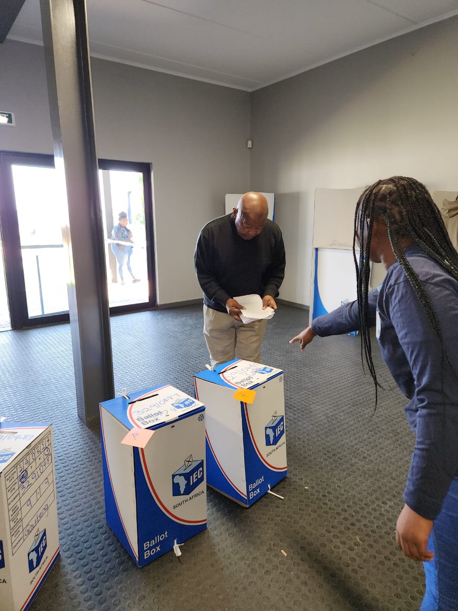 COPE_RSA's tweet photo. [IN PICTURES] COPE Leader Mosiuoa Lekota cast his vote, renewing his life-long commitment to a struggle for a better South Africa 🇿🇦 

📍Spark School Carlswald, Midrand
#VoteCOPE #SAElection https://t.co/90MXE5DMUr