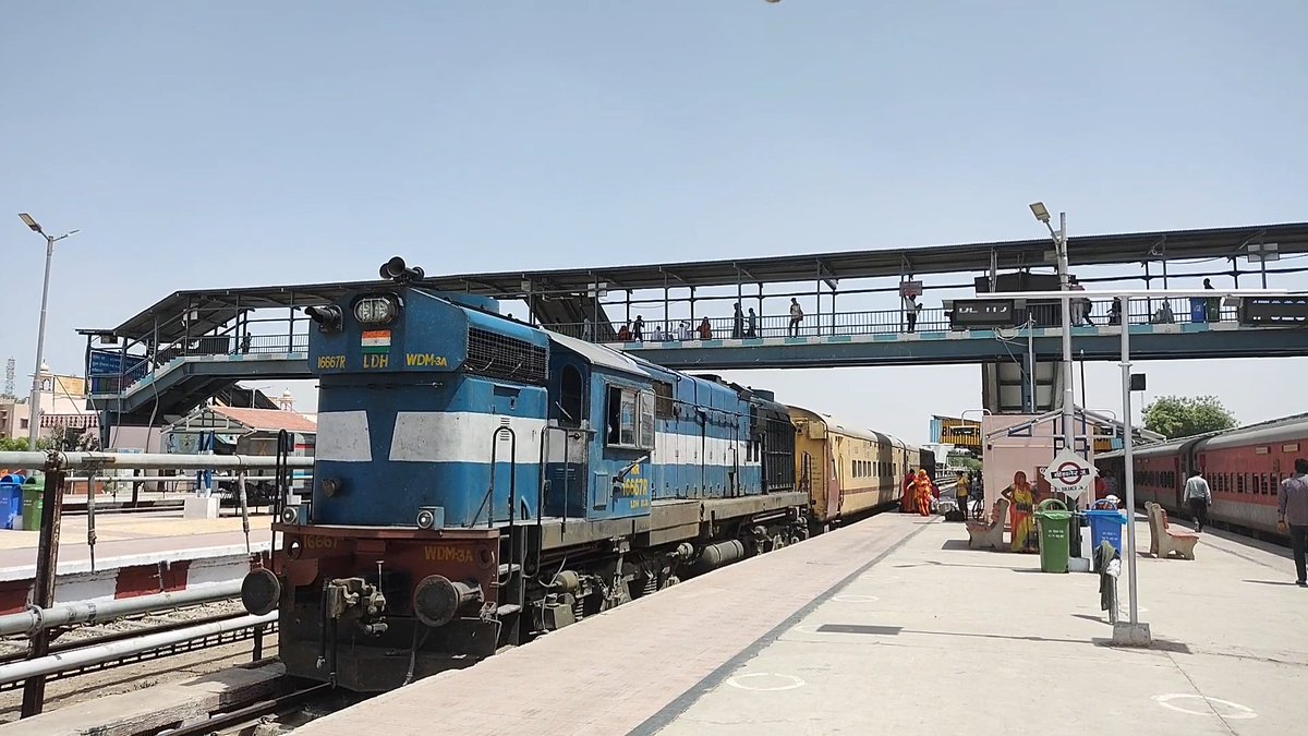 VloggingTales's tweet photo. ALCO WDG-3A and WDM-3A ❤️🔥

#IndianRailways https://t.co/QkeU1POxNR