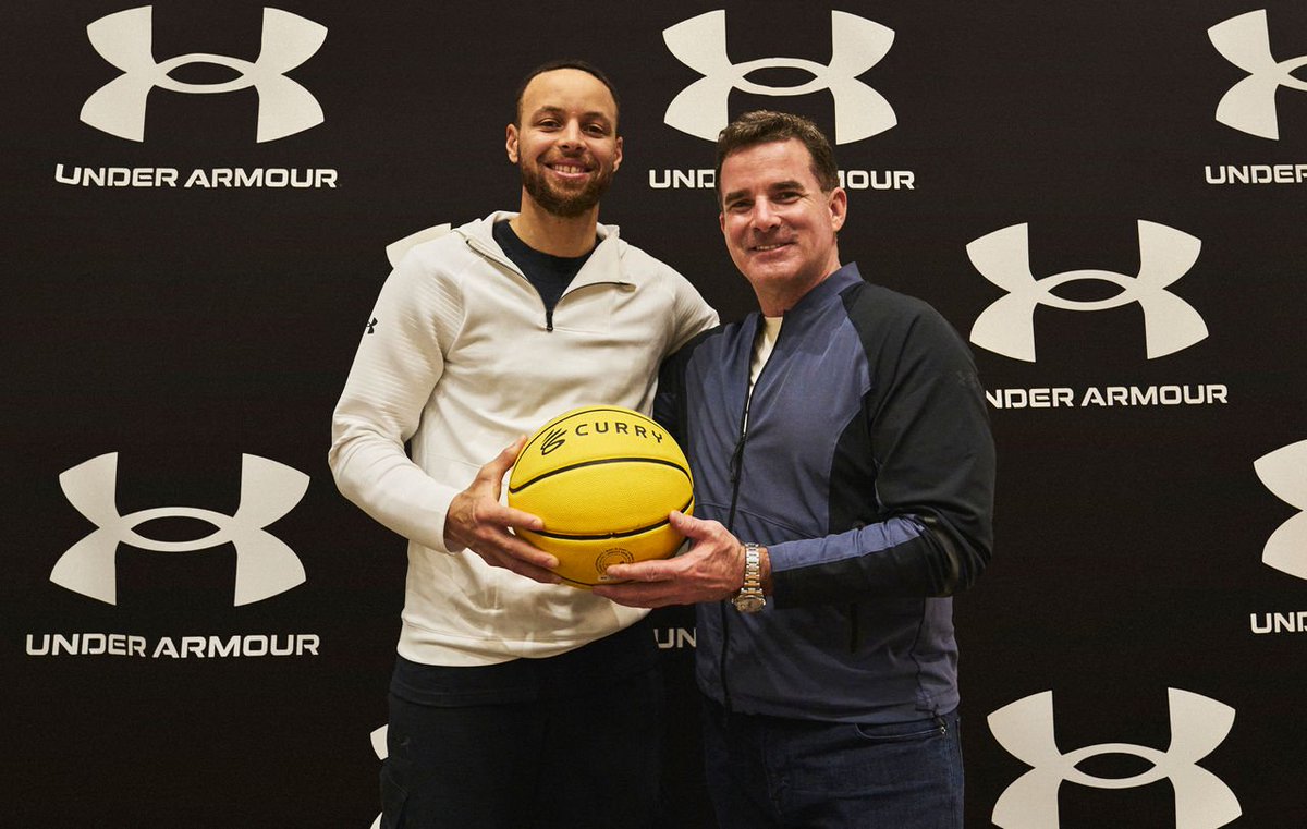 matbabiarz's tweet photo. 8. Steph Curry jest twarzą firmy Under Armour, która wykorzystała niezdecydowanie i błędy Nike (czuł, że byłby tam jednym z wielu, źle wymawiali jego imię na spotkaniach, a na slajdach było imię „Kevin Durant” zamiast jego - bo Nike zrobił recycling prezentacji). 

Under Armour zrobiło Nike to co Nike kiedyś Adidasowi z Michaelem Jordanem. Dostali się do jego wewnętrznego kręgu i pokazali Stephowi, że on ma być ich największą gwiazdą. 

Aktualnie dzięki świetnie skonstruowanej umowie zarabia (w gotówce, akcjach i sprzęcie) więcej na umowie z UA niż dostaje od Warriors, a umowa ma kryteria do automatycznego przedłużania co może sprawić, że będzie dożywotnia.